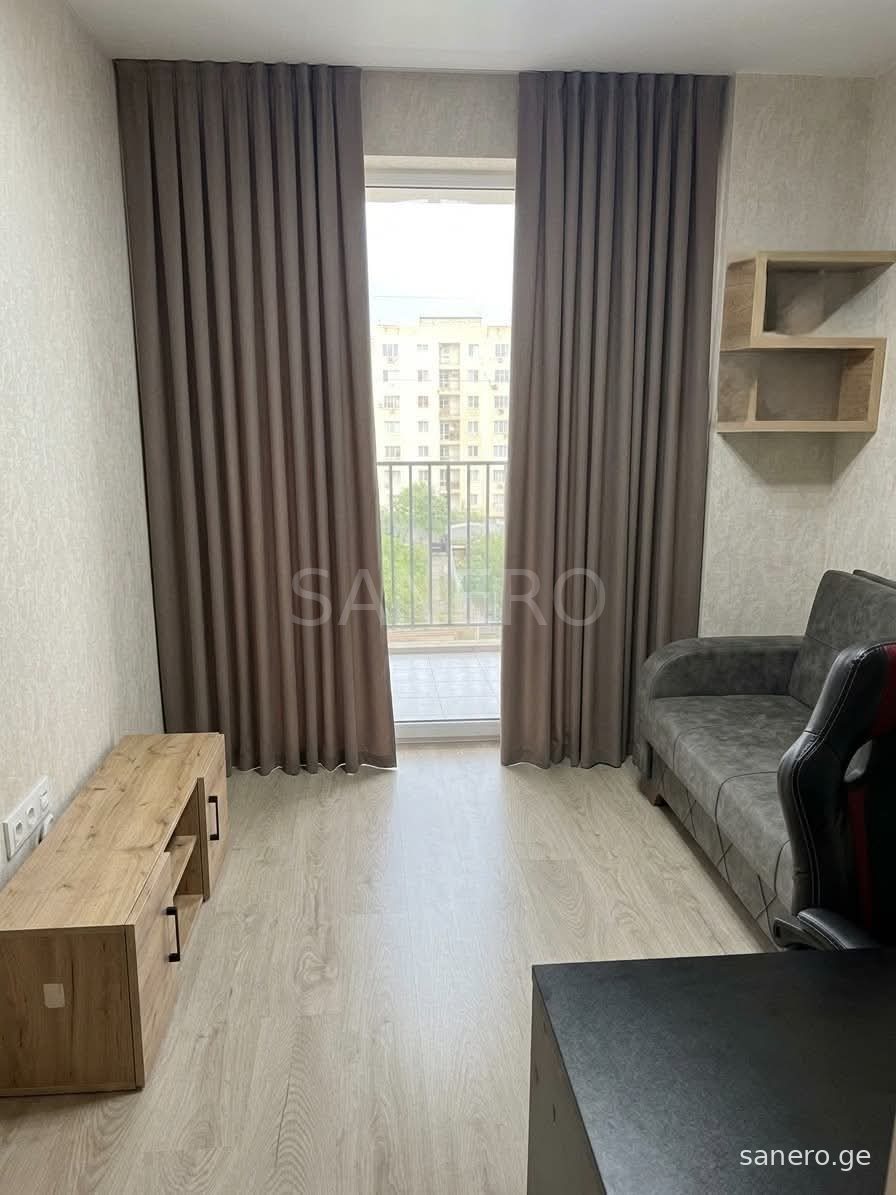Second bedroom with balcony access