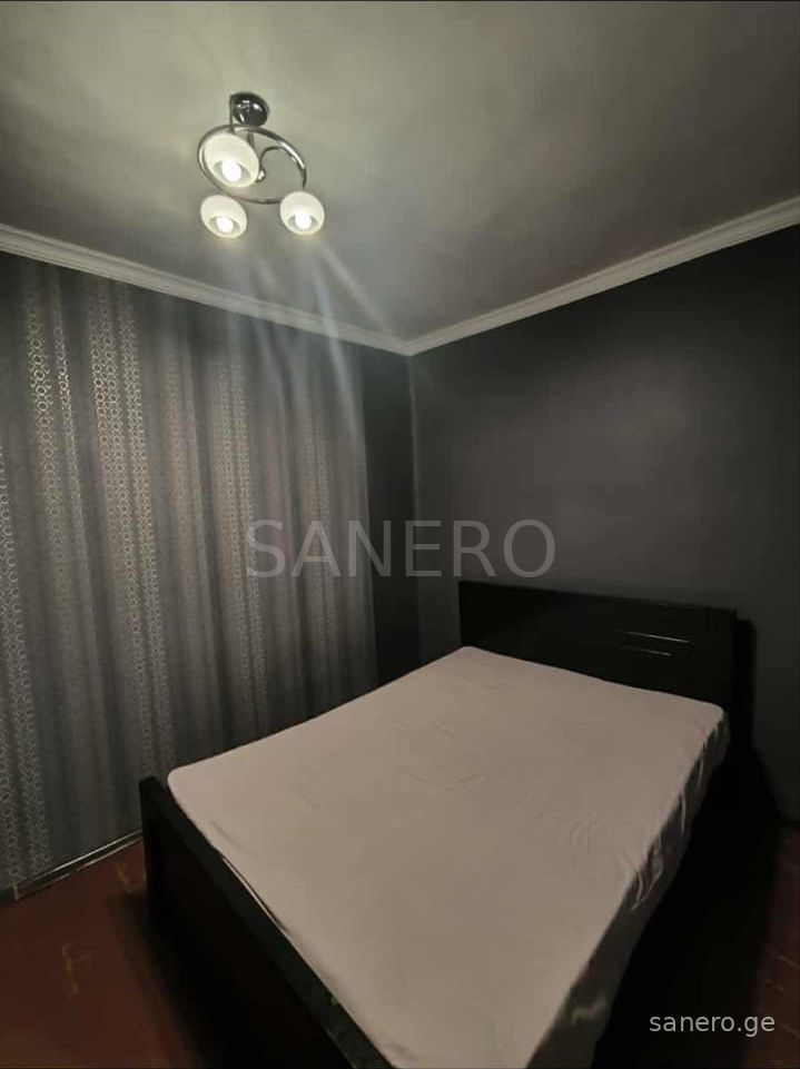 Room with double bed