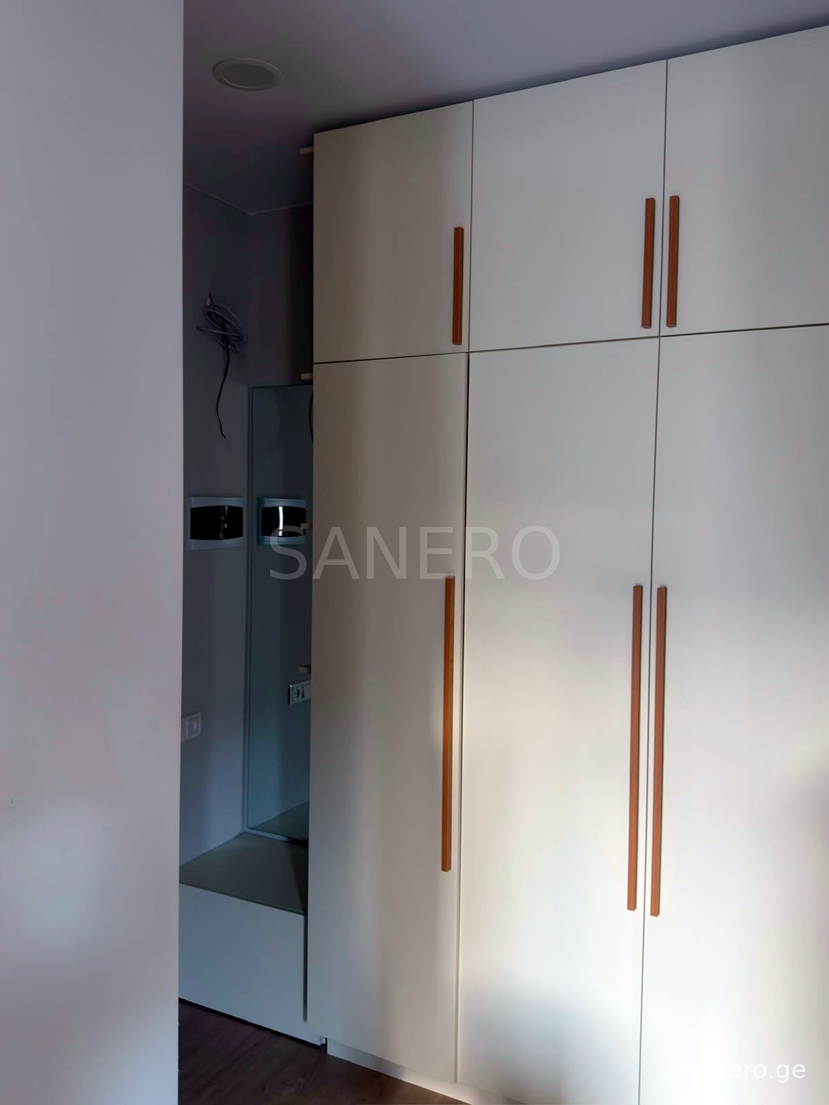 Built-in wardrobe at the entrance