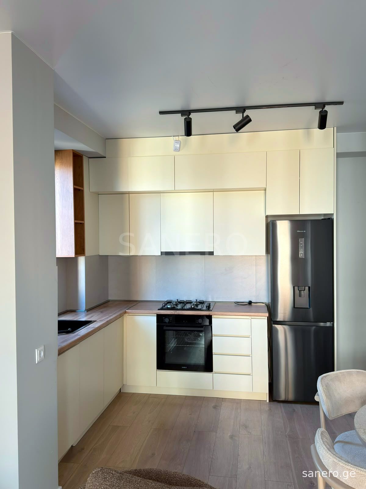Kitchen with refrigerator, oven and gas cooktop