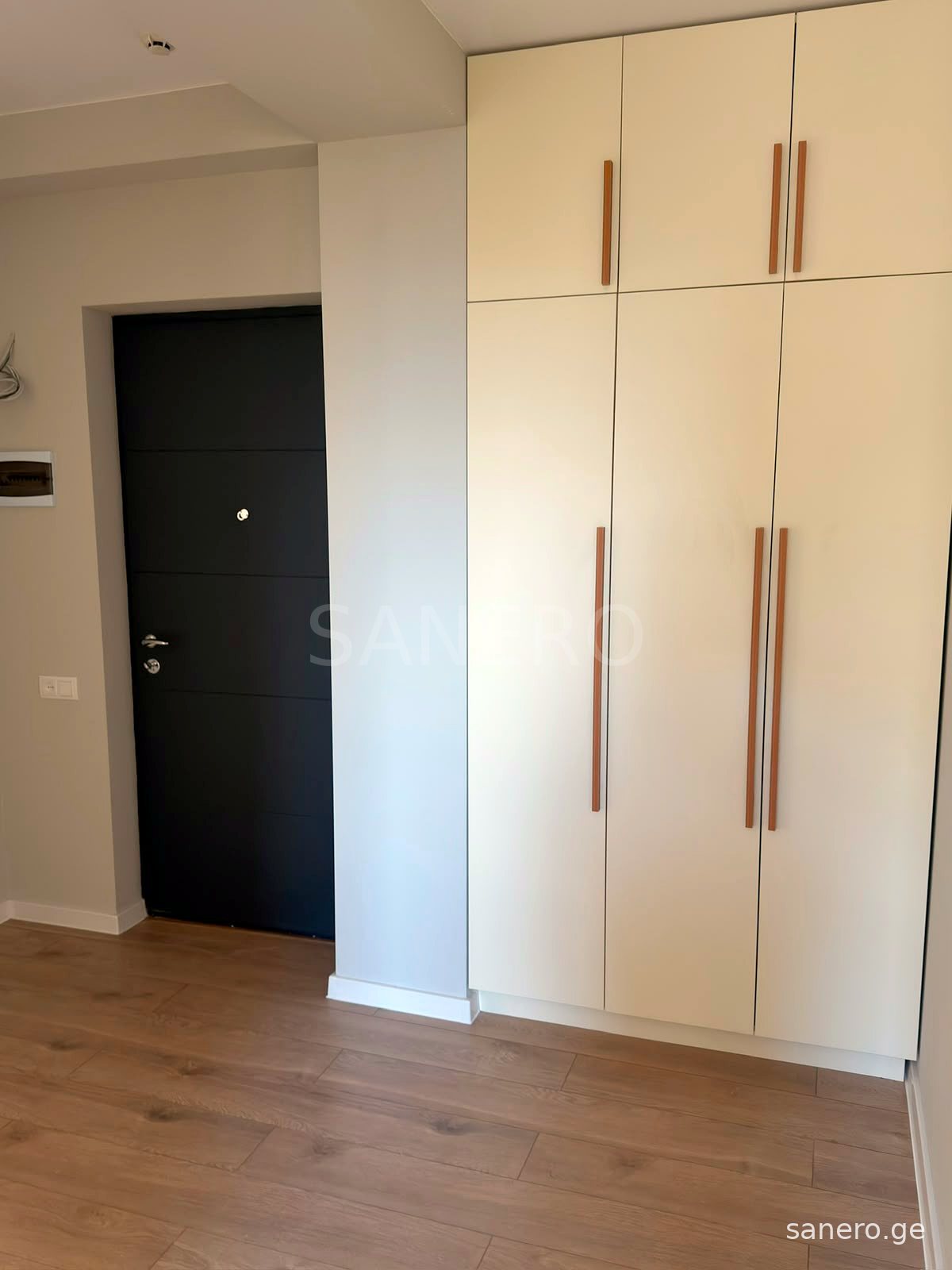 Entrance with built-in wardrobe