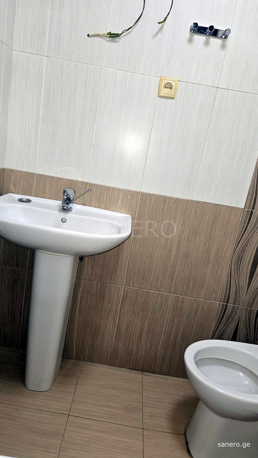 Bathroom washbasin and toilet