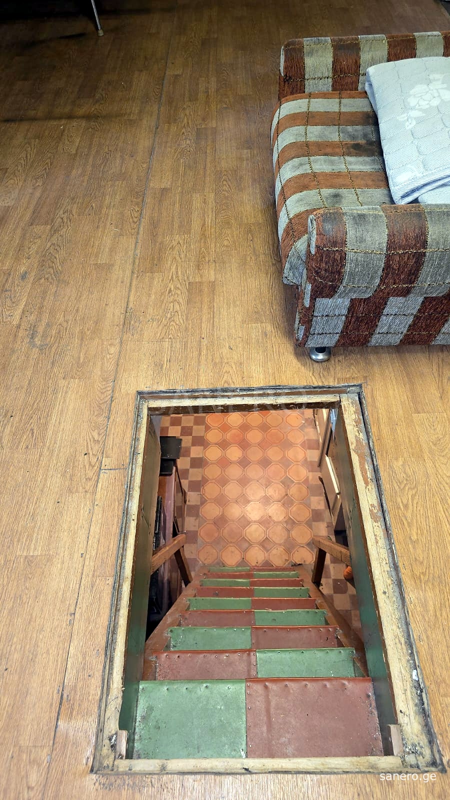 Hatch with stairs down to the semi-basement