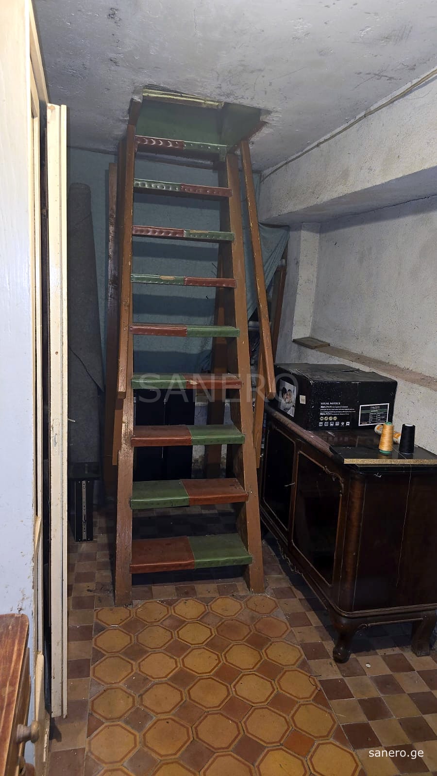 Inner staircase to the semi-basement